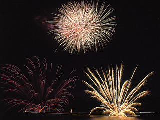 湖面と夜空を染め上げる花火