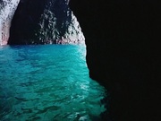 透き通る海の青は感動の美しさ