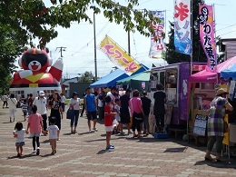 子ども縁日や露天が並びます