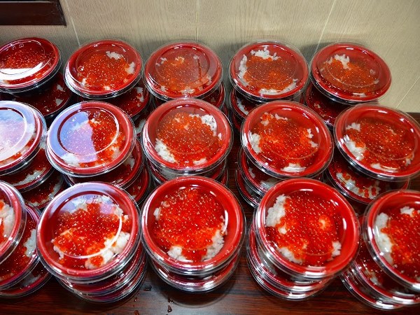 イクラ丼無料配布には長蛇の列