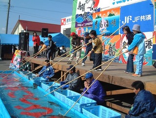 鮭を専用の釣り竿で釣りあげる