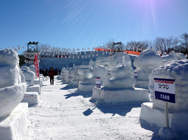 大きさも表情も様々な雪像が並ぶ