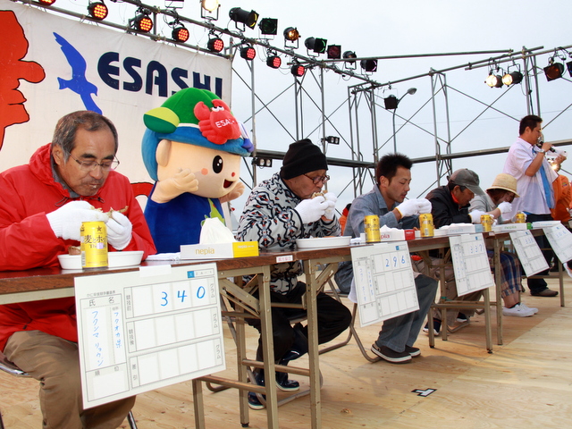本祭では恒例のかに早食い競争も
