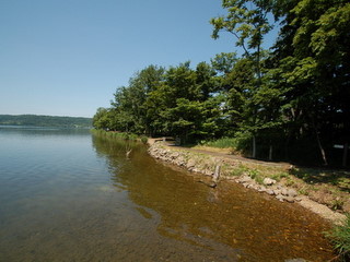 湖畔から中島や有珠山を眺める