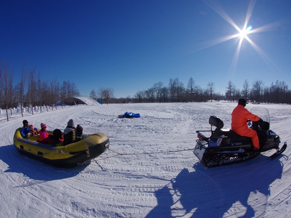 冬季はスノーラフティングが人気