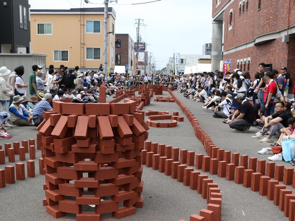 江別産れんがのドミノは迫力満点