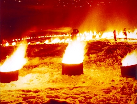 ドラム缶270個を配置した火文