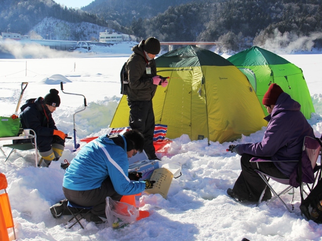 参加者は真剣にアタリを待つ!