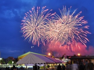 初夏の夜を彩る大輪の花火も人気