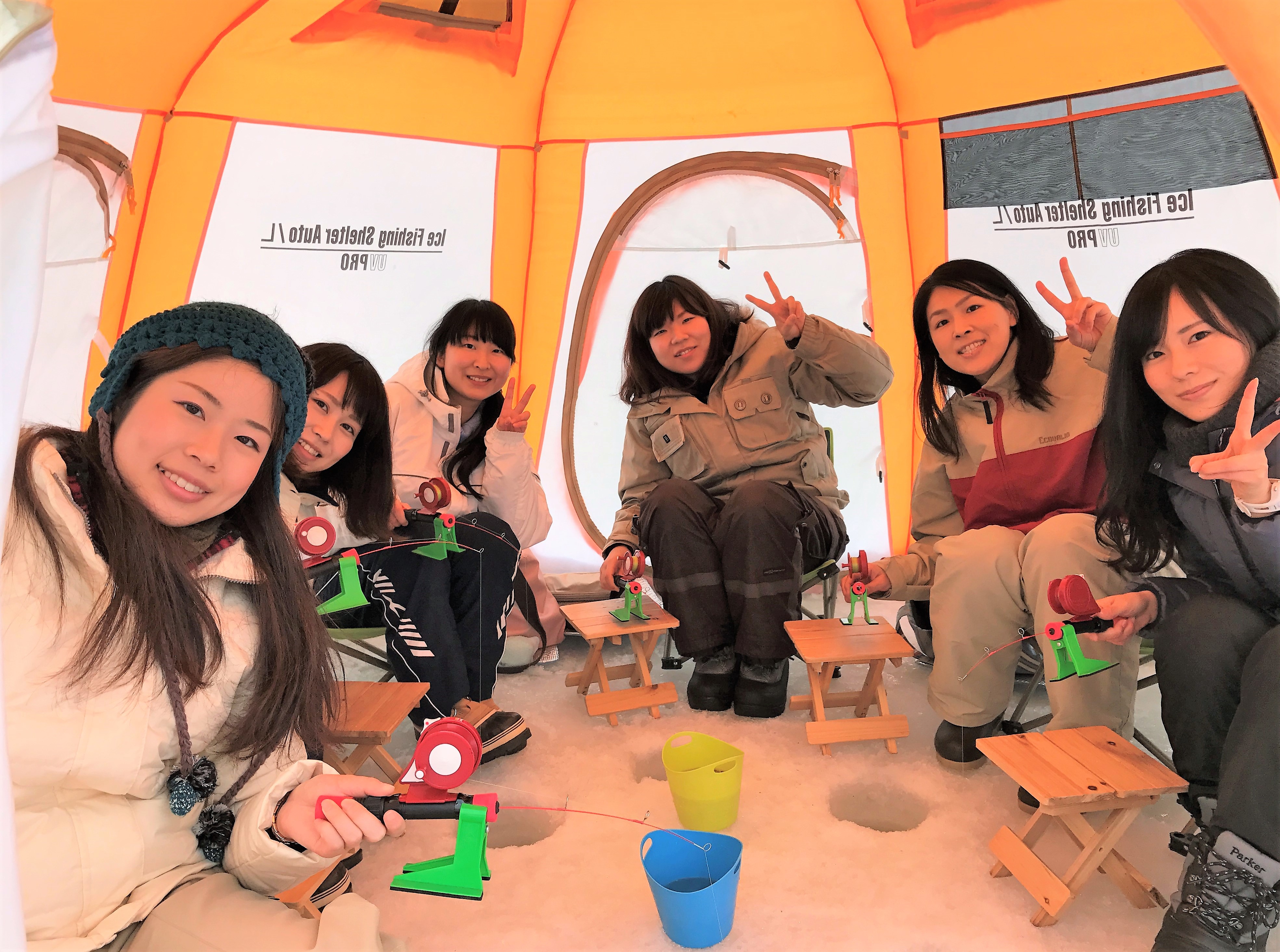 テントの中でワカサギ釣りに挑戦