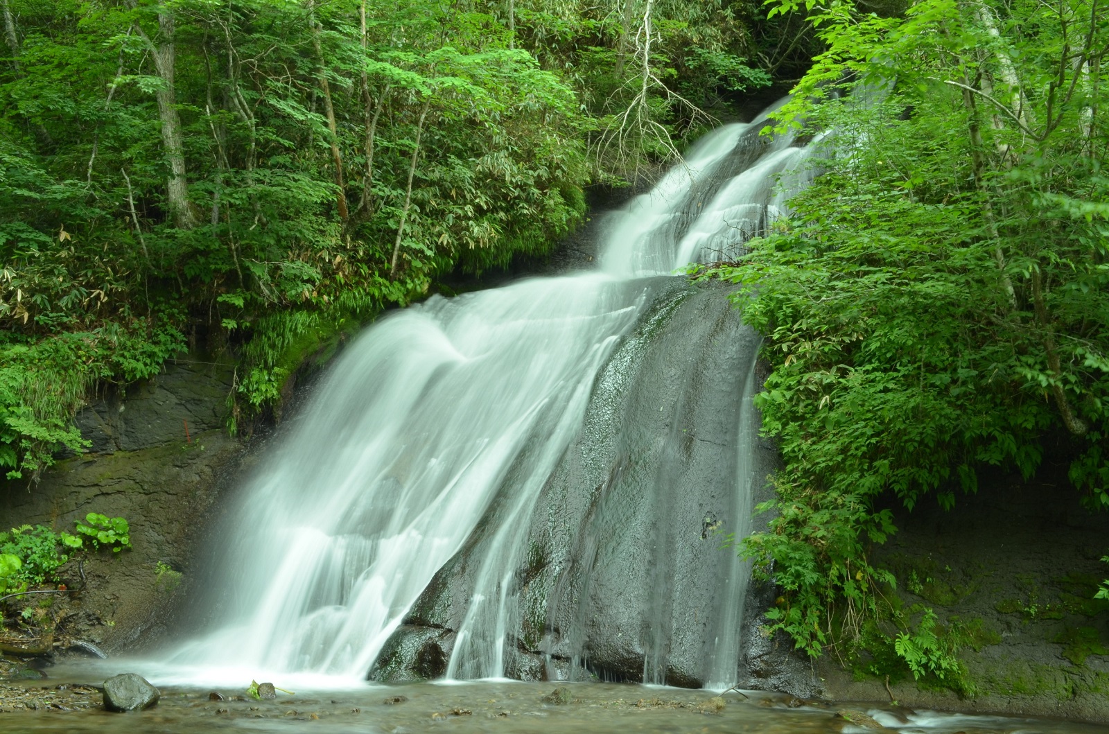 階段状に水が流れる「三段の滝」