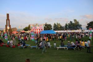 夕暮れ時から始まる盆踊り大会