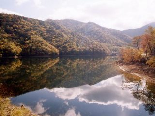 湖面に色づいた山肌を映す秋