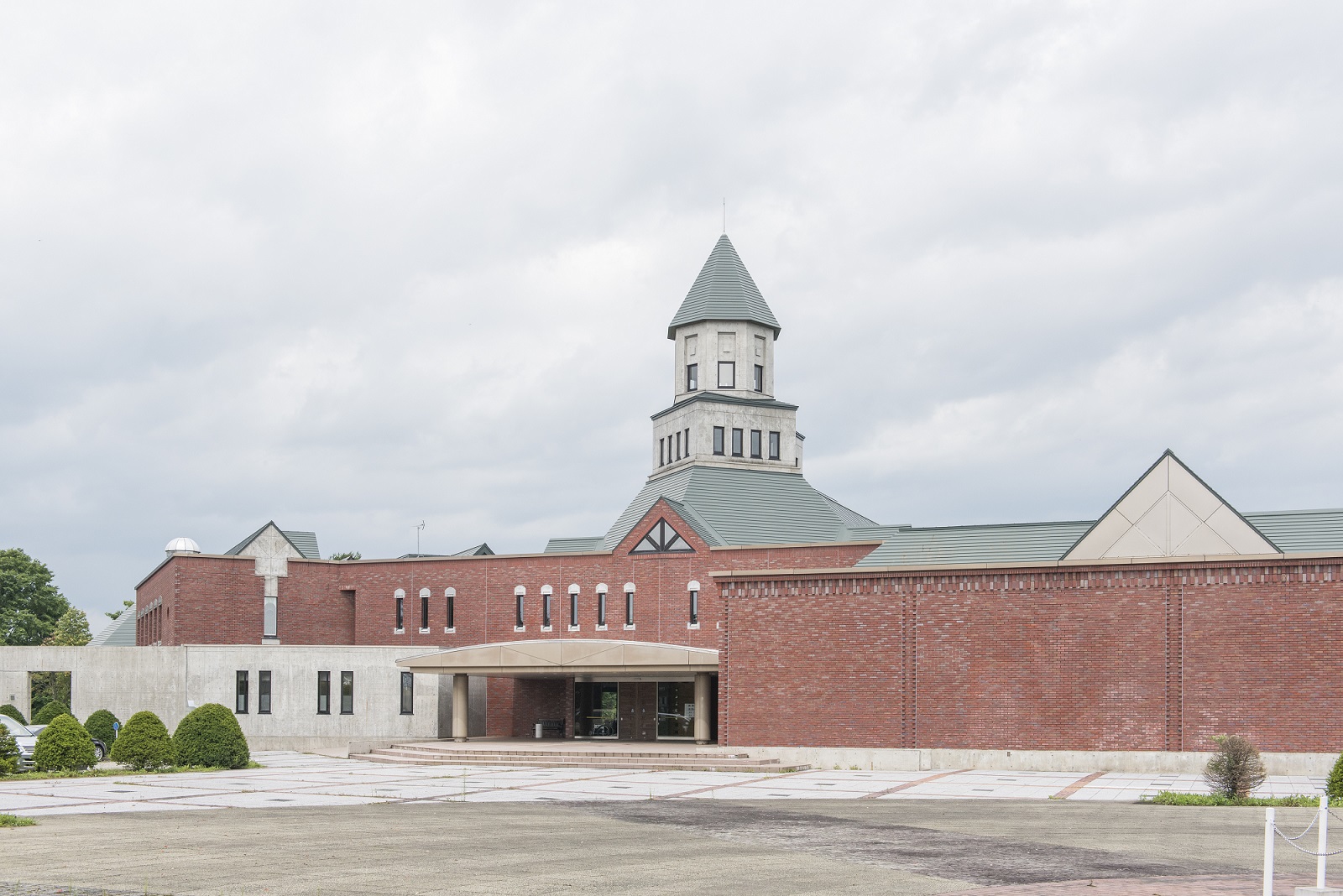 重厚なれんが造りの外観