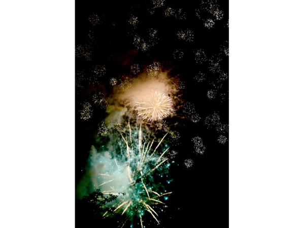 迫力ある花火が次々打ちあがる