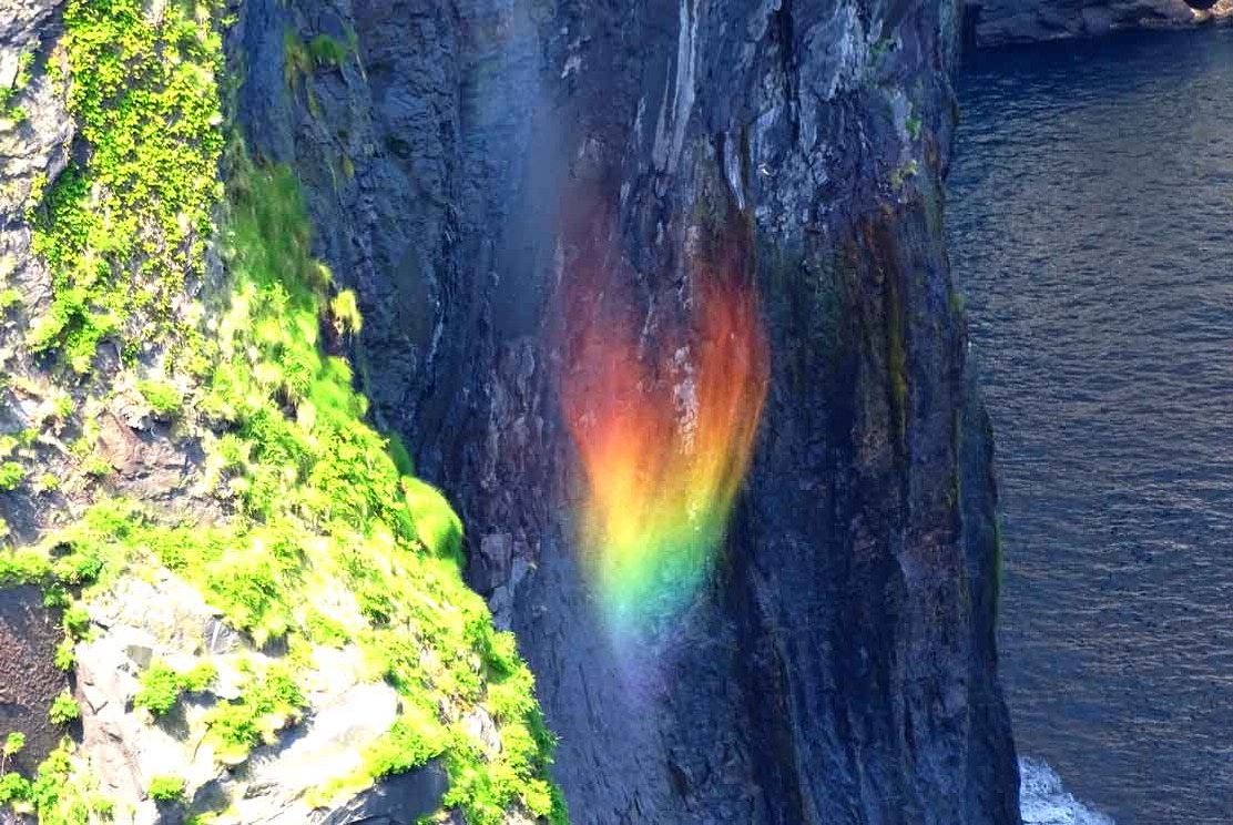 虹色に輝く滝が見えることもます