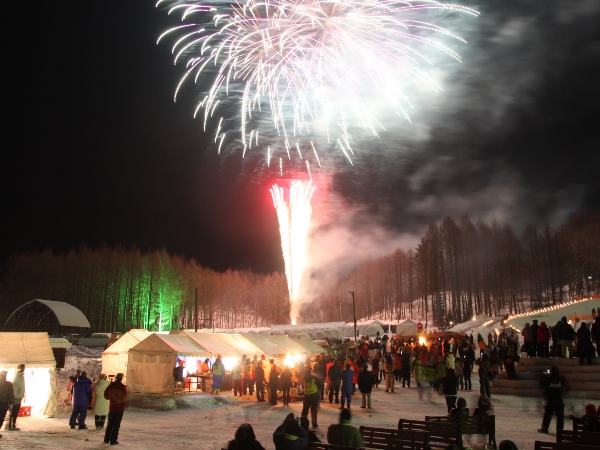 厳寒の夜空を彩る打ち上げ花火