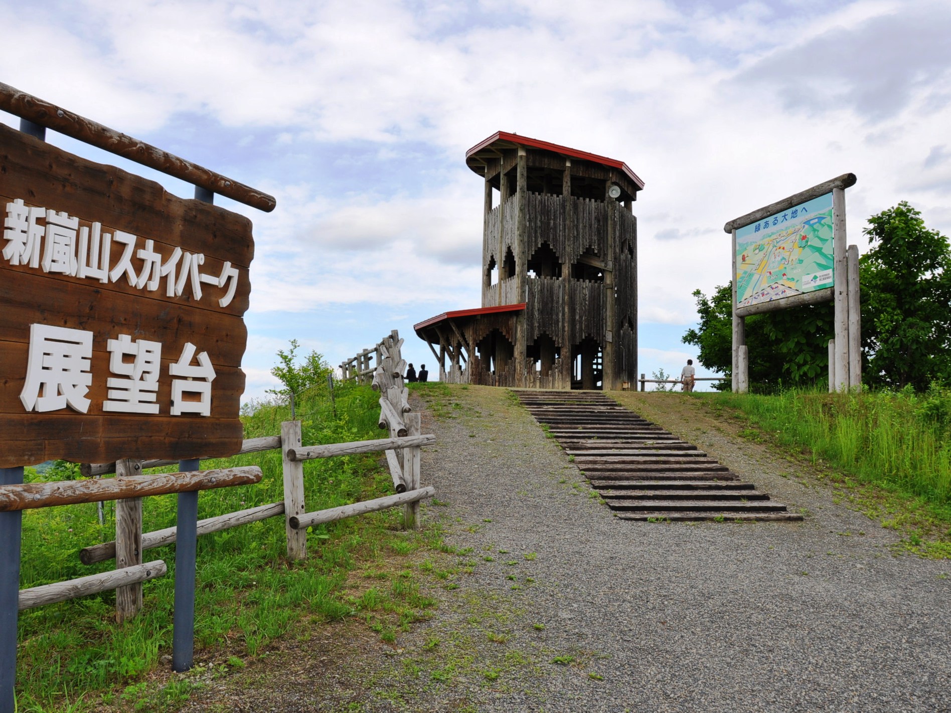 山頂にはログハウス風の展望台