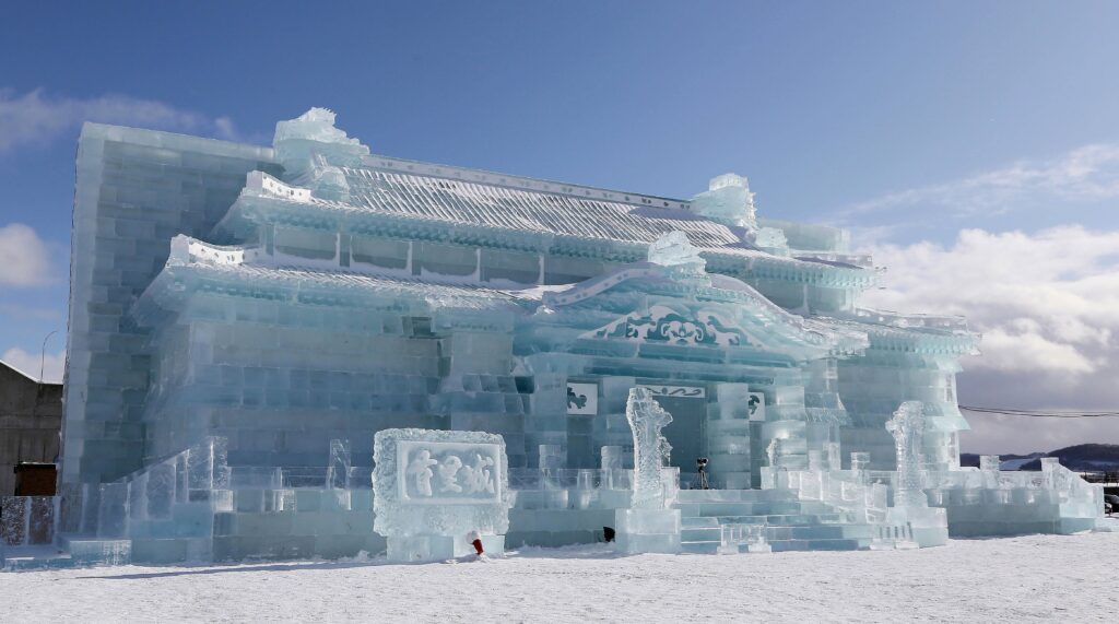 会場には多くの氷像が立ち並ぶ