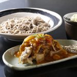 看板メニューの蕎麦とから揚げ