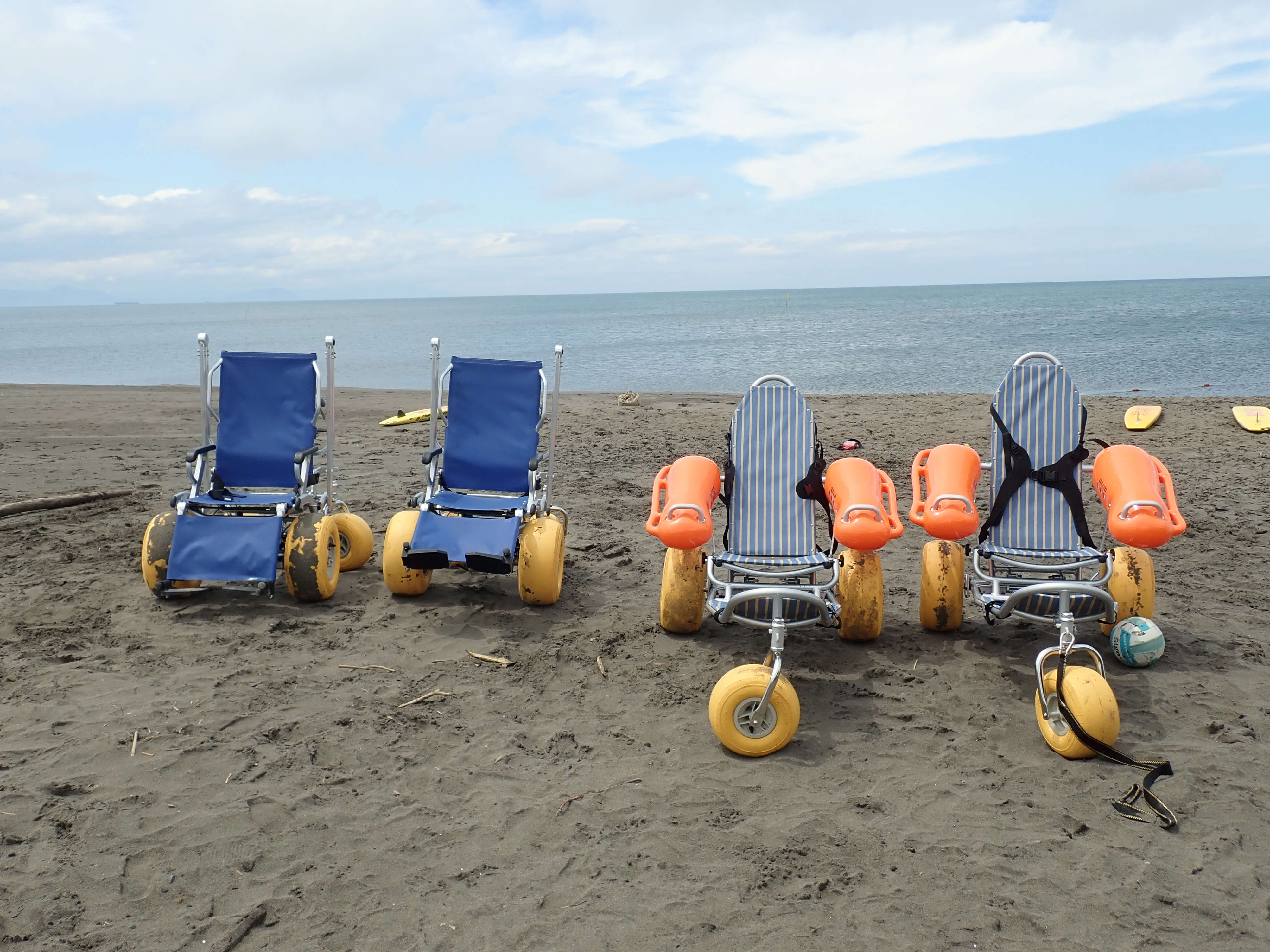 砂浜で活躍するアウトドア車椅子