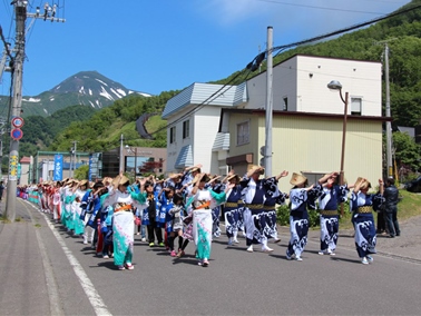 地元女性部等による「千人踊り」