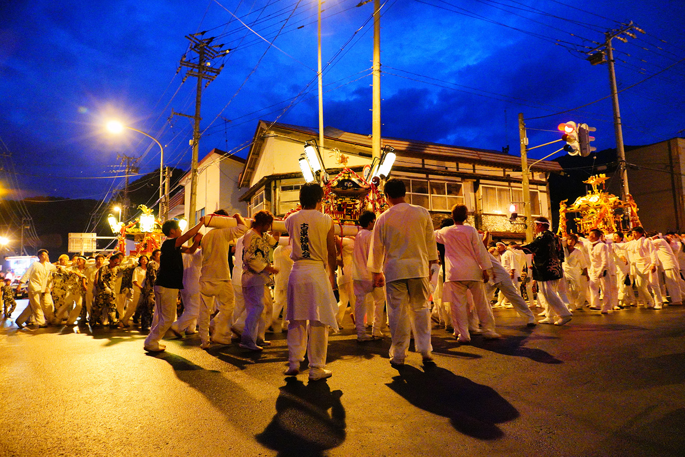お祭りを盛り上げるみこし行列
