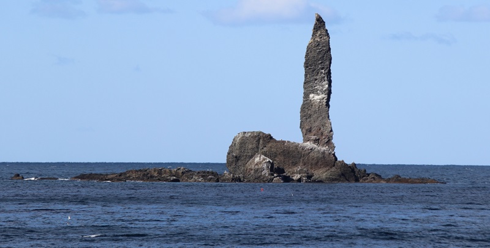 43mの高さで海上にそそり立つ