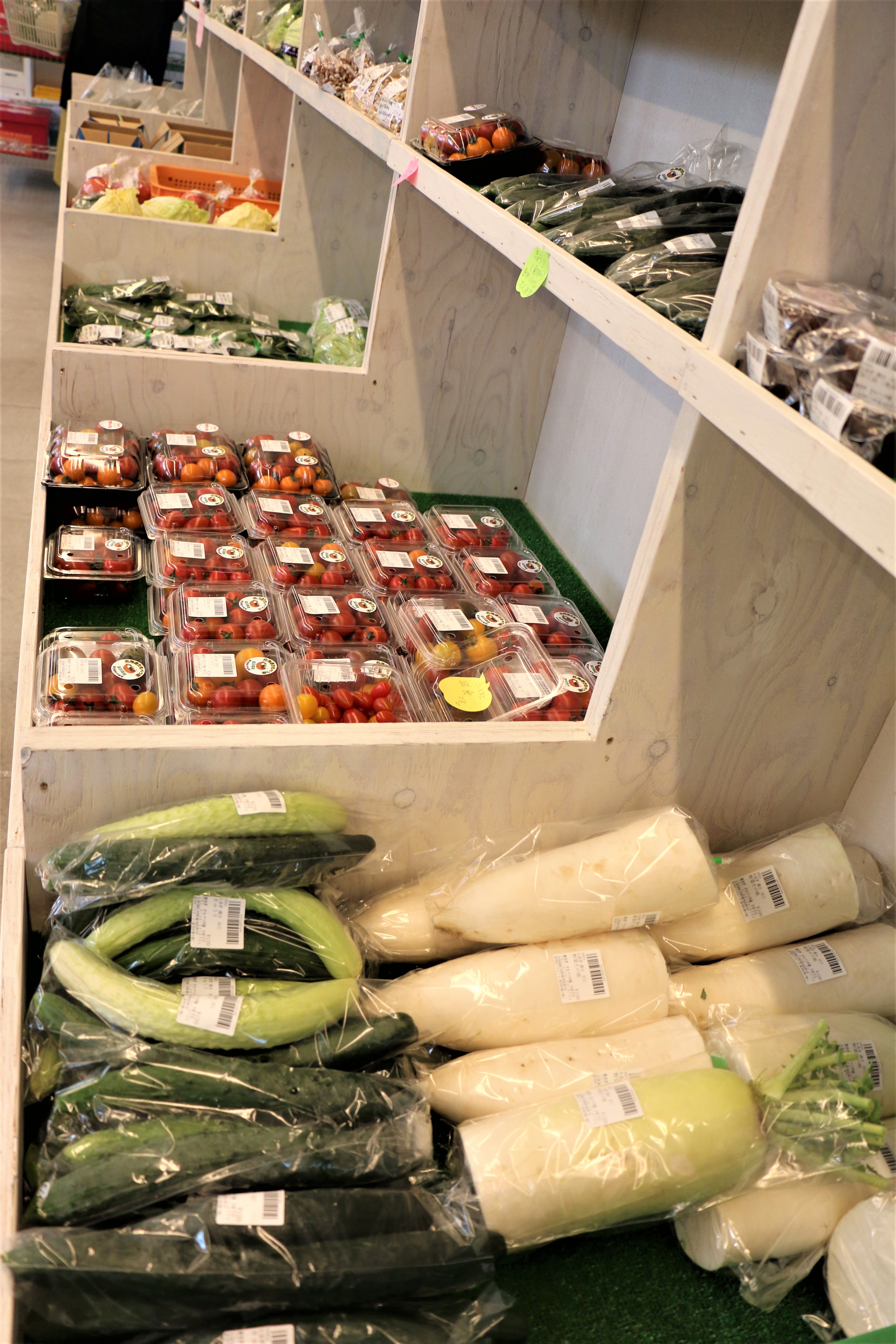 地元農家の採れたて野菜を販売中