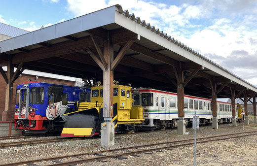 屋根下に集結した銀河線車両