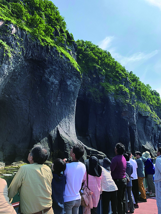 そびえ立つ知床の断崖