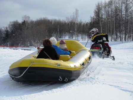 家族でスノーラフティング体験