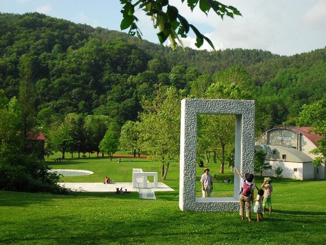 家族連れの姿も見られる水の広場