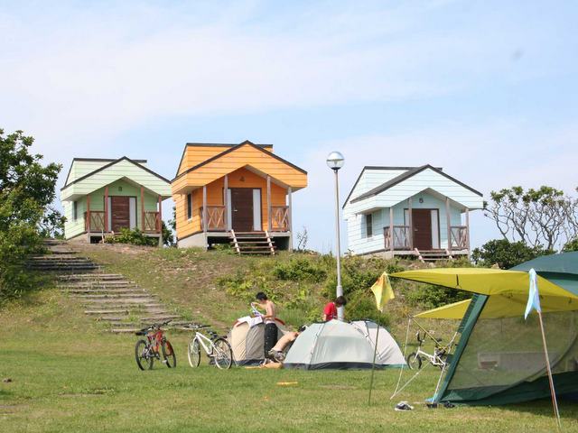 カラフルなバンガロー(要予約)