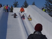 会場には雪の滑り台も登場