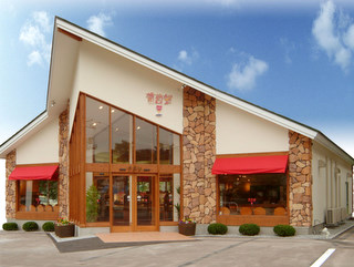 国道5号線沿いに佇む本店外観