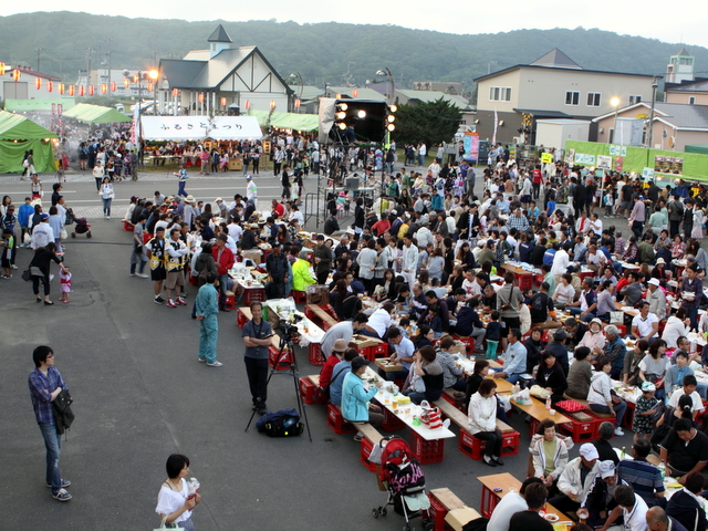 各種出店が並ぶビアガーデン