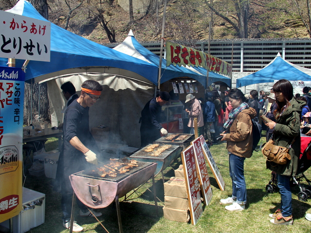 町内の飲食店が多数並び、賑やか