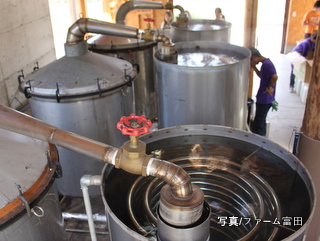 オイルを抽出するための蒸留工場