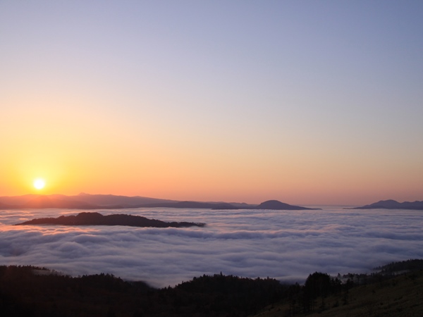 雲海が広がる早朝の絶景