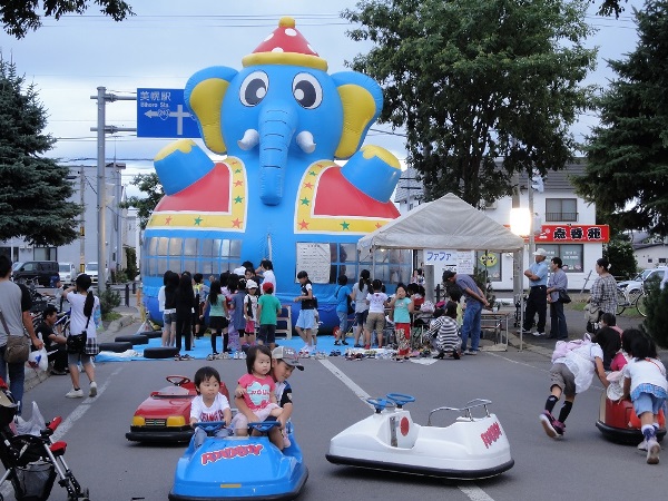 子どもが楽しめる遊具コーナーも