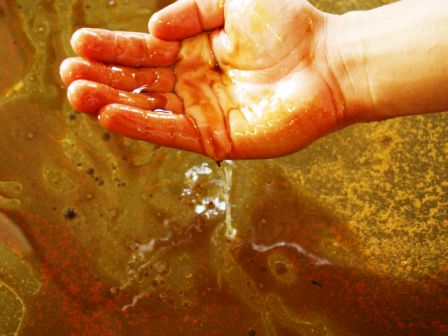 油が混じったお湯は源泉かけ流し