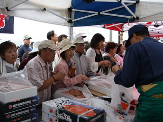 多くの人でにぎわう展示即売会