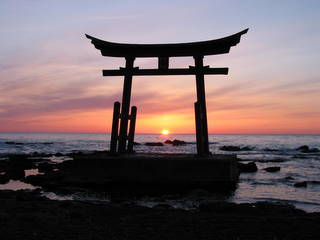 鳥居と夕陽が重なる感動的な風景