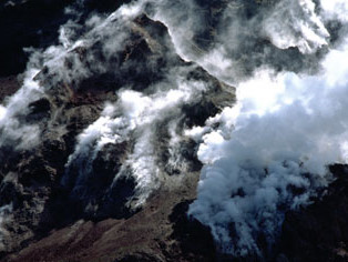 今もなお噴煙を上げ続ける活火山
