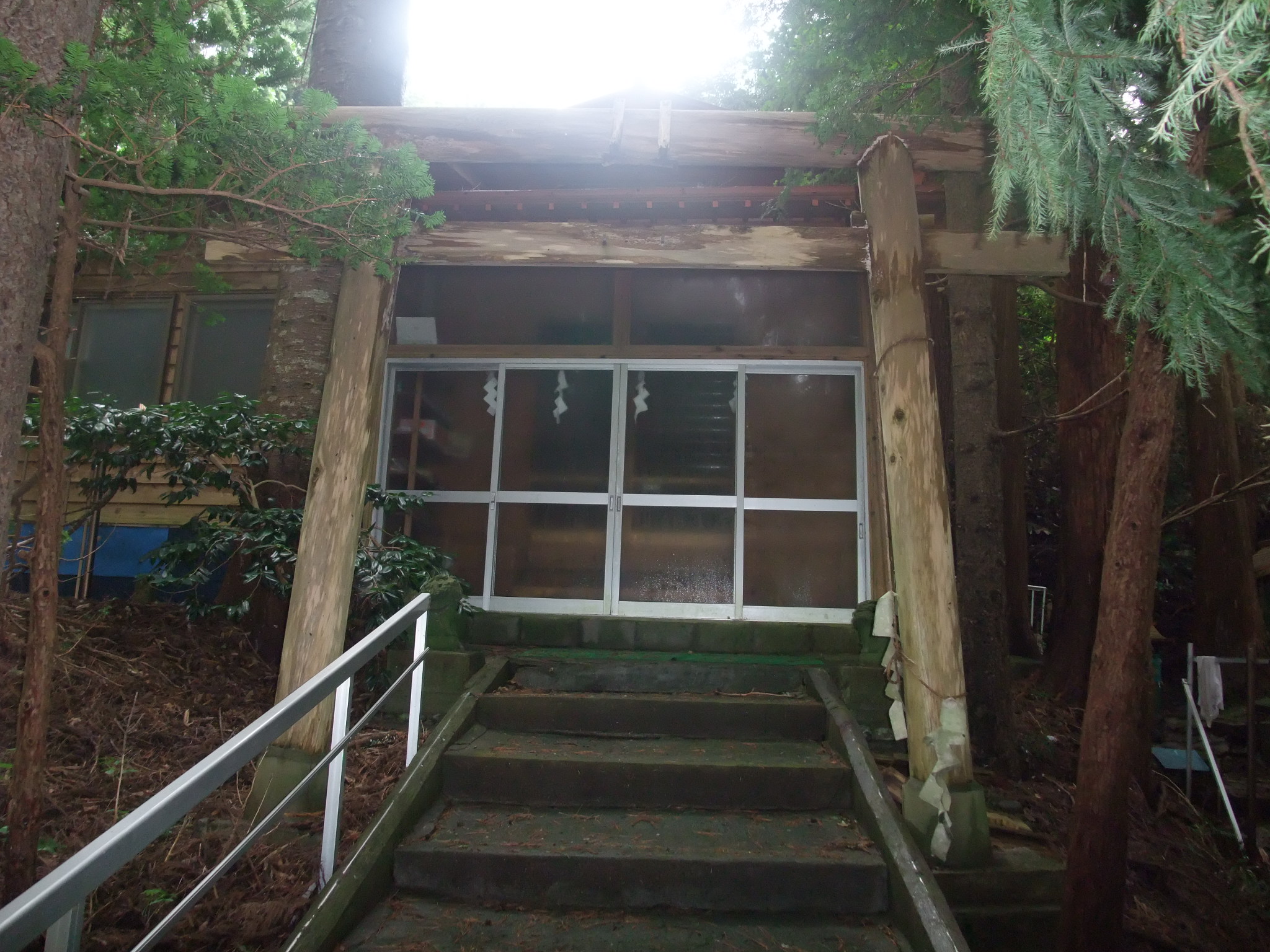 名所・なべつる岩が遠目に見える