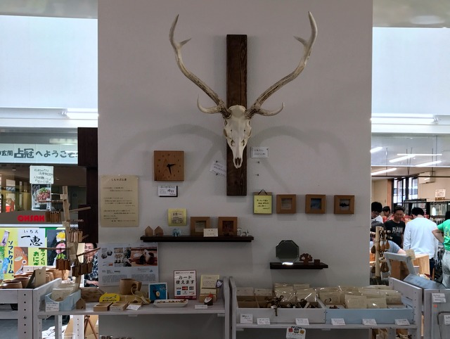 木の香り漂うクラフトショップ