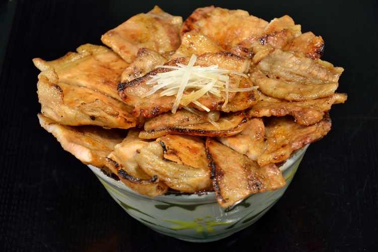 人気のあつま豚丼。写真は特盛