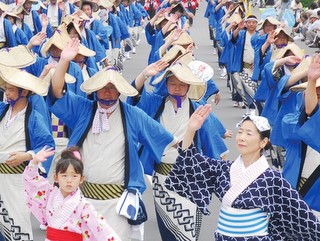 多くの市民が踊りながらパレード