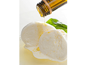 生乳モッツァレッラが店頭に並ぶ